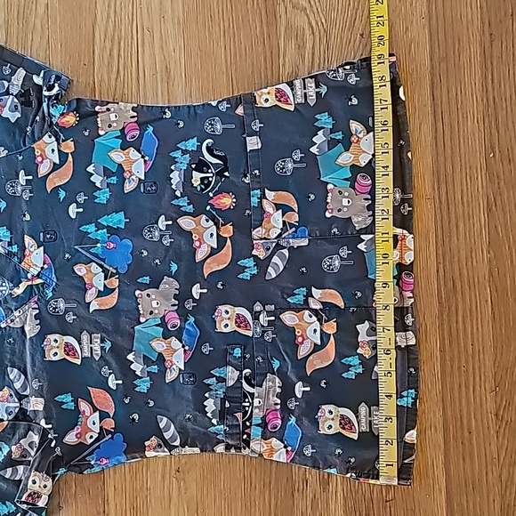Cherokee Camping Theme Short Sleeve VNeck Medical Scrub Top Women's Size X-Small - Picture 9 of 13